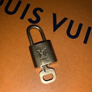 💯 Authentic Louis Vuitton Lock and Key # 307